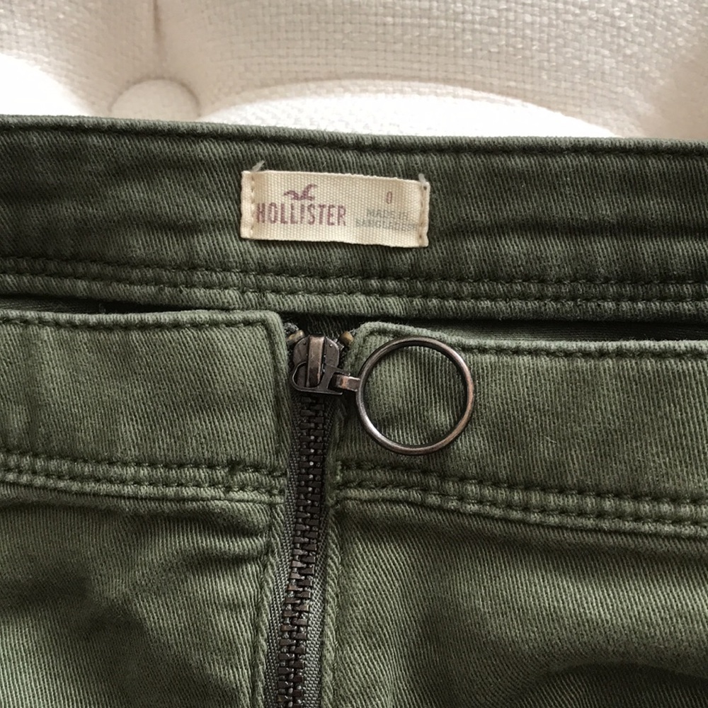 Utility style Army green  Hollister mini skirt with front pockets and zipper EUC - Picture 3 of 8